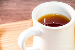 紅茶,お茶,茶,ティー,マグカップ,カップ,温かい,カフェイン,ブラックティー,茶葉,一杯,飲む,飲み物,飲料,茶会,ドリンク,トレイ,おぼん,来客,black tea,drink