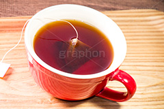 ティーバッグ,紅茶,お茶,茶,ティー,マグカップ,カップ,温かい,カフェイン,ブラックティー,茶葉,一杯,飲む,飲み物,飲料,茶会,ドリンク,トレイ,おぼん,来客,ピラミッド型,black tea,drink