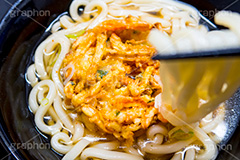 かき揚げうどん,かき揚げ,かきあげ,揚げ,うどん,饂飩,ウドン,だし,出汁,ダシ,小麦粉,日本料理,日本食,和食,つゆ,麺料理,麺類,コンビニ,湯気,japan,箸,はし,ファーストフード,ファストフード
