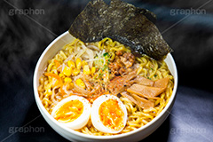 味噌ラーメン,ラーメン,らーめん,めん,みそラーメン,みそ,味噌,日本料理,日本食,和食,つゆ,麺料理,麺類,あつあつ,アツアツ,熱々,japan,たまご,玉子,味玉,チャーシュー,焼き豚,ねぎ,ネギ,もやし,モヤシ,七味,唐辛子,コーン,のり,海苔,湯気