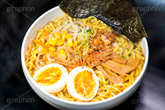 味噌ラーメン,ラーメン,らーめん,めん,みそラーメン,みそ,味噌,日本料理,日本食,和食,つゆ,麺料理,麺類,あつあつ,アツアツ,熱々,japan,たまご,玉子,味玉,チャーシュー,焼き豚,ねぎ,ネギ,もやし,モヤシ,七味,唐辛子,コーン,のり,海苔,湯気