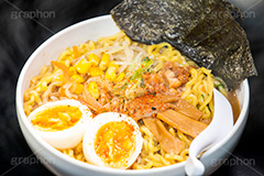 味噌ラーメン,ラーメン,らーめん,めん,みそラーメン,みそ,味噌,日本料理,日本食,和食,つゆ,麺料理,麺類,あつあつ,アツアツ,熱々,japan,たまご,玉子,味玉,チャーシュー,焼き豚,ねぎ,ネギ,もやし,モヤシ,七味,唐辛子,コーン,のり,海苔,湯気,レンゲ