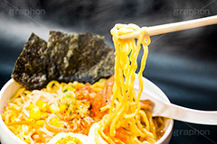 味噌ラーメン,ラーメン,らーめん,めん,みそラーメン,みそ,味噌,日本料理,日本食,和食,つゆ,麺料理,麺類,あつあつ,アツアツ,熱々,japan,たまご,玉子,味玉,チャーシュー,焼き豚,ねぎ,ネギ,もやし,モヤシ,七味,唐辛子,コーン,のり,海苔,湯気,レンゲ,箸,はし,割りばし,割り箸