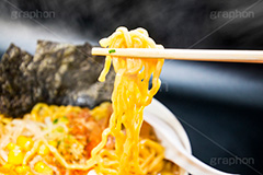 味噌ラーメン,ラーメン,らーめん,めん,みそラーメン,みそ,味噌,日本料理,日本食,和食,つゆ,麺料理,麺類,あつあつ,アツアツ,熱々,japan,たまご,玉子,味玉,チャーシュー,焼き豚,ねぎ,ネギ,もやし,モヤシ,七味,唐辛子,コーン,のり,海苔,湯気,レンゲ,箸,はし,割りばし,割り箸