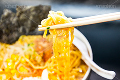 味噌ラーメン,ラーメン,らーめん,めん,みそラーメン,みそ,味噌,日本料理,日本食,和食,つゆ,麺料理,麺類,あつあつ,アツアツ,熱々,japan,たまご,玉子,味玉,チャーシュー,焼き豚,ねぎ,ネギ,もやし,モヤシ,七味,唐辛子,コーン,のり,海苔,湯気,レンゲ,箸,はし,割りばし,割り箸
