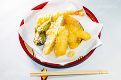 天ぷらの盛り合わせ,天ぷら,てんぷら,天麩羅,和食,日本食,揚げ物,盛り合わせ,盛合せ,えび,エビ,海老,キス,シシトウ,しし唐,かぼちゃ,カボチャ,南瓜,イカ,なす,茄子,ナス,生姜,はし,箸,割りばし,割り箸,japan