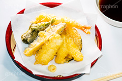 天ぷらの盛り合わせ,天ぷら,てんぷら,天麩羅,和食,日本食,揚げ物,盛り合わせ,盛合せ,えび,エビ,海老,キス,シシトウ,しし唐,かぼちゃ,カボチャ,南瓜,イカ,なす,茄子,ナス,天つゆ,生姜,はし,箸,割りばし,割り箸,japan