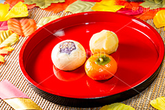 秋の和菓子,秋,秋の味覚,和菓子,菓子,かし,デザート,スイーツ,おやつ,甘い,あんこ,アンコ,和,和風,和食,お茶請け,お菓子,甘味,餡,砂糖,柿,かき,おぼん,落ち葉,紅葉,栗きんとん,くり,栗,紫芋,紫いも,japan,autumn,maron