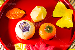 秋の和菓子,秋,秋の味覚,和菓子,菓子,かし,デザート,スイーツ,おやつ,甘い,あんこ,アンコ,和,和風,和食,お茶請け,お菓子,甘味,餡,砂糖,柿,かき,おぼん,落ち葉,紅葉,栗きんとん,くり,栗,紫芋,紫いも,japan,autumn,maron