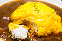 オムカレー,オムライス,卵,たまご,半熟,カレー,カレーライス,カリー,辛い,スパイス,ご飯,ライス,パセリ,湯気,スプーン,洋食,curry,japan,parsley