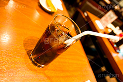 居酒屋でコーラ,コーラ,cola,ソフトドリンク,飲み,飲み物,飲料,冷,ジュース,ドリンク,炭酸,soda,cider,居酒屋,ストロー,禁酒,清涼