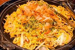 海鮮焼きそば,海鮮,ヤキソバ,やきそば,焼きそば,シーフード,イカ,いか,炒め,麺類,国民食,ソース,鉄板,香ばしい,和食,日本食,日本料理,湯気熱々,あつあつ,アツアツ,seafood,japan,つまみ,おつまみ,粉もん,小麦粉,ソウルフード,鰹節,かつお節,青海苔