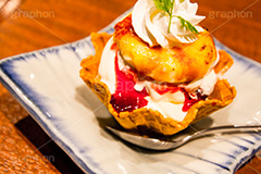 カラメルチーズタルト,タルト,カラメル,生クリーム,ミント,ペパーミント,チーズ,ベリー,ソース,ソフトクリーム,アイスクリーム,クリーム,コーン,清凉,夏,涼,冷,アイス,冷気,スイーツ,菓子,デザート,おやつ,お菓子,冷菓子,甘い,sweet