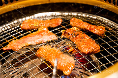 焼肉,焼き肉,やきにく,炭火,焼く,にく,肉,網,食べ放題,肉食,直火,タレ,漬けだれ,トング,ハラミ,ゴマ,胡麻
