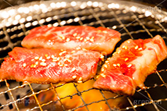 焼肉,焼き肉,やきにく,炭火,焼く,にく,肉,網,食べ放題,肉食,直火,タレ,漬けだれ,炎,火,ハラミ,ゴマ,胡麻