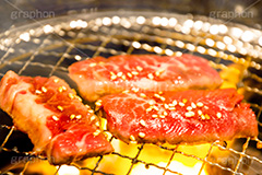 焼肉,焼き肉,やきにく,炭火,焼く,にく,肉,網,食べ放題,肉食,直火,タレ,漬けだれ,炎,火,煙,ハラミ,ゴマ,胡麻