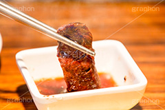 アツアツの焼肉,焼き肉,焼肉,焼き肉,やきにく,焼く,にく,肉,肉食,タレ,漬けだれ,湯気,熱々,アツアツ,鉄箸,ごま,胡麻,ゴマ,ハラミ,銀食器,銀製