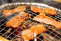 焼肉,焼き肉,やきにく,炭火,焼く,にく,肉,網,食べ放題,肉食,直火,タレ,漬けだれ,煙,トング,ハラミ,ゴマ,胡麻