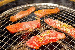 焼肉,焼き肉,やきにく,炭火,焼く,にく,肉,網,食べ放題,肉食,直火,タレ,漬けだれ,煙,ハラミ,ゴマ,胡麻,カルビ,松坂牛,霜降り,ねぎ,ネギ
