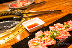 焼肉の準備,準備,焼肉,焼き肉,やきにく,炭火,焼く,にく,肉,網,食べ放題,肉食,直火,トング,タレ,カルビ,松坂牛,霜降り,ねぎ,ネギ