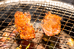 焼肉,焼き肉,やきにく,炭火,焼く,にく,肉,網,食べ放題,肉食,直火,タレ,漬けだれ,煙,カルビ,松坂牛,霜降り,ねぎ,ネギ