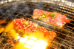 カルビの油で燃え上がる焼肉,焼き肉,焼肉,焼き肉,やきにく,炭火,焼く,にく,肉,網,食べ放題,肉食,直火,タレ,漬けだれ,炎,火,煙,カルビ,松坂牛,霜降り,ねぎ,ネギ