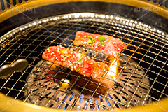 焼肉,焼き肉,やきにく,炭火,焼く,にく,肉,網,食べ放題,肉食,直火,タレ,漬けだれ,炎,火,煙,トング,カルビ,松坂牛,霜降り,ねぎ,ネギ
