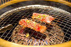 焼肉,焼き肉,やきにく,炭火,焼く,にく,肉,網,食べ放題,肉食,直火,タレ,漬けだれ,煙,トング,カルビ,松坂牛,霜降り,ねぎ,ネギ