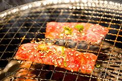 焼肉,焼き肉,やきにく,炭火,焼く,にく,肉,網,食べ放題,肉食,直火,タレ,漬けだれ,煙,トング,カルビ,松坂牛,霜降り,ねぎ,ネギ