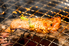 少し焼き過ぎた焼肉,焼き肉,焦げ,焼肉,焼き肉,やきにく,炭火,焼く,にく,肉,網,食べ放題,肉食,直火,タレ,漬けだれ,煙,カルビ,松坂牛,霜降り,ねぎ,ネギ