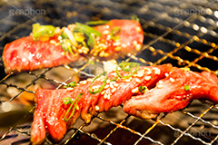 焼肉,焼き肉,やきにく,炭火,焼く,にく,肉,網,食べ放題,肉食,直火,タレ,漬けだれ,煙,トング,カルビ,松坂牛,霜降り,ねぎ,ネギ