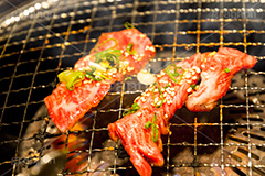 焼肉,焼き肉,やきにく,炭火,焼く,にく,肉,網,食べ放題,肉食,直火,タレ,漬けだれ,煙,トング,カルビ,松坂牛,霜降り,ねぎ,ネギ