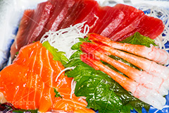 刺身の盛り合わせ,盛合せ,刺身,さしみ,刺し身,魚介,生もの,サーモン,マグロ,甘エビ,赤身,日本料理,日本食,和食,ワサビ,わさび,山葵,つまみ,居酒屋,大葉,惣菜,おつまみ,japan