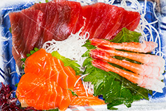 刺身の盛り合わせ,盛合せ,刺身,さしみ,刺し身,魚介,生もの,サーモン,マグロ,甘エビ,赤身,日本料理,日本食,和食,ワサビ,わさび,山葵,つまみ,居酒屋,大葉,惣菜,おつまみ,japan