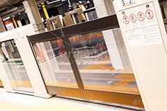 ホームドア,ドア,安全,駅のホーム,駅,ホーム,電車,通勤,通学,マナー,ルール,train,rule,manner,door,黄色い線,注意