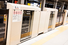 ホームドア,ドア,安全,駅のホーム,駅,ホーム,電車,通勤,通学,マナー,ルール,train,rule,manner,door,黄色い線,注意