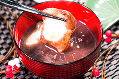 おしるこ,お汁粉,あんこ,あずき,小豆,甘味処,和菓子,スイーツ,デザート,おやつ,休憩,甘味,和,和風,和食,お菓子,菓子,粒あん,つぶあん,お椀,もち,餅,焼餅,おもち,焼き餅,冬,はし,箸,伸びる,あったか,japan,winter