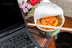 仕事が収まらず年越しカップそば,年越し,仕事納め,1人,ぼっち,寂しい,仕事,パソコン,カップそば,インスタント,ソバ,蕎麦,そば,だし,出汁,ダシ,蕎麦粉,日本料理,日本食,和食,つゆ,蕎麦汁,茹,カップ麵,即席,カップ,麺料理,麺類,はし,箸,割りばし,割り箸,かき揚げ,社畜,即席,japan,PC