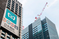 日本橋交差点,交差点,日本橋,ショップ,レストラン,商業施設,商業,ショッピング,building,shopping,高層ビル,ビル,中央区,施設,オフィス,オフィスビル,office,tokyo,東京,開発,工事,建設,クレーン,メトロ,地下鉄,看板,標示