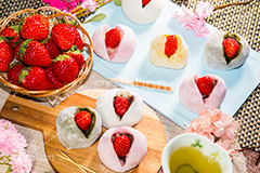 春のスイーツ,いちご大福,苺大福,イチゴ大福,大福,餅,もち,おもち,だいふく,あんこ,いちご,苺,イチゴ,和菓子,日本料理,菓子,お菓子,スイーツ,おやつ,スイート,甘い,デザート,和,和風,甘味,グルメ,春,旬,串,楊枝,かご,籠,カゴ,お茶請け,お茶,緑茶,さくら,桜,パステル,和食,sweet,strawberry,japan,dessert,spring,pastel