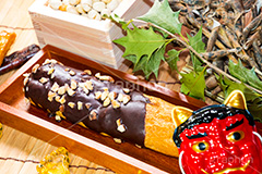 金棒エクレア,豆まき,豆,まめ,マメ,大豆,鬼,おに,お面,マスク,撒く,節分,福,外,内,季語,イベント,event,japan,雑節,大寒,邪気除け,厄除け,和,和風,風習,行事,マス,枡,文化,ひいらぎ,柊,スイーツ,甘い,チョコレート,クリーム,ナッツ,金棒,足跡,あしあと,おやつ,sweet,dessert,chocolate,菓子,お菓子
