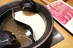 しゃぶしゃぶ鍋,だし,出汁,ダシ,昆布,こんぶ,つゆ,豚骨,肉,鍋,なべ,しゃぶしゃぶ,和食,日本食,日本料理,おたま,japan,スマホ撮影