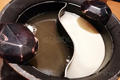 しゃぶしゃぶ鍋,だし,出汁,ダシ,昆布,こんぶ,つゆ,豚骨,鍋,なべ,しゃぶしゃぶ,和食,日本食,日本料理,おたま,japan,スマホ撮影