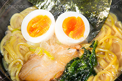 家系ラーメン,とんこつ醤油ラーメン,濃厚,とんこつ,豚骨,やみつき,中華,ラーメン,らーめん,めん,そば,日本料理,日本食,和食,チャーシュー,味玉,ほうれん草,ホウレンソウ,のり,海苔,ねぎ,ネギ,japan,湯気