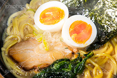 家系ラーメン,とんこつ醤油ラーメン,濃厚,とんこつ,豚骨,やみつき,中華,ラーメン,らーめん,めん,そば,日本料理,日本食,和食,チャーシュー,味玉,ほうれん草,ホウレンソウ,のり,海苔,ねぎ,ネギ,japan,湯気