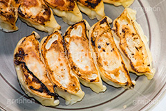 焼き餃子,餃子,ぎょうざ,ギョウザ,焼き,中華,油,ニラ,韮,炒め,カリカリ,かりかり,ニンニク,にんにく,大蒜,臭,焦げ,コッテリ