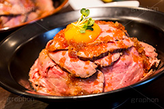ローストビーフ丼,ローストビーフ,牛肉,肉,丼,どんぶり,生卵,卵黄,卵,たまご,タマゴ,ごはん,ご飯,和食,日本食,japan,カロリー,グルメ,タレ
