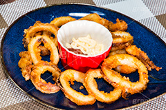 イカリング,イカ,いか,イカの唐揚げ,イカ揚げ,いかの唐揚げ,唐揚げ,揚げ物,ケチャップ,マヨネーズ,ディップ,おかず,惣菜,つまみ,おつまみ,オードブル