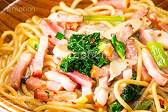 ベーコンとキノコの和風パスタ,パスタ,ベーコン,ほうれん草,ホウレンソウ,きのこ,キノコ,醤油,しょうゆ,和風,洋食,麺料理,麺類,コンビニ,pasta