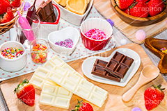 バレンタインの準備,バレンタイン,チョコレート,chocolate,valentine,kitchen,cooking,strawberry,キッチン,クッキング,調理,菓子,お菓子,手作り,いちご,苺,イチゴ,トッピング,デコレーション,告白,愛,恋,恋愛,ラブ,らぶ,LOVE,支度,準備,板チョコ,ホワイトチョコ,チョコペン,タルト,スプーン,女子力,ガーリー,食材,材料,sweet,甘い,スイーツ,ホワイトデー